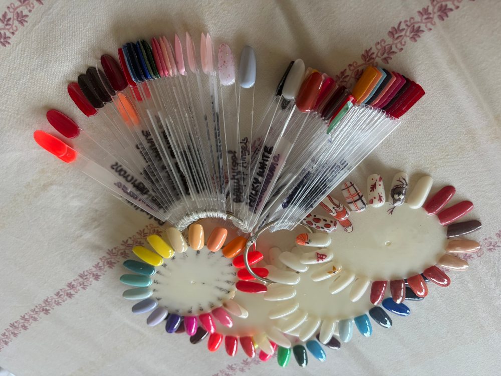 Nuancier physique avec capsules de vernis
